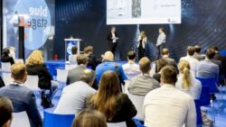 People in the audience in front of the Blue Stage at EuroShop; Copyright: © Messe Düsseldorf/A. Wiese 