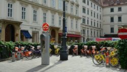 Bike rental station with colorful rental bikes in a city center; Copyright: Unsplash/Mahdi Samadzad