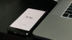 A smartphone with Google pay on the display lies next to a laptop; Copyright: Matthew Kwong / Unsplash