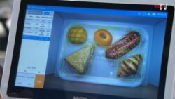 Different sweet pastries can be seen on a screen, the computer frames them automatically; copyright: beta-web GmbH