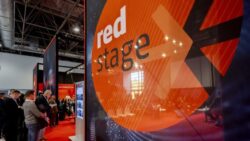 Audience in front and next to the Red Stage at EuroShop; Copyright: © Messe Düsseldorf/A. Wiese 