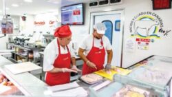 Two men working in a butchery; copyright: SPAR Spain